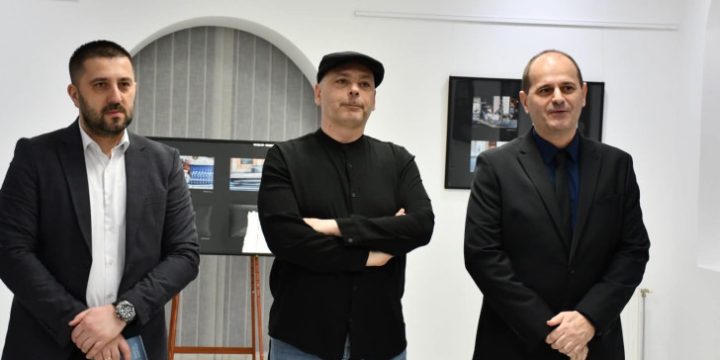 У Завичајном музеју Градишка отворена изложба „Магновење“ Вишеслава Берића Коџе